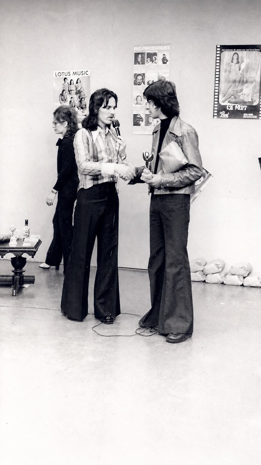 Flagrante do momento em que recebo das mãos de Mário Celso primeira premiação profissional, “Melhor do Rádio”  1974.